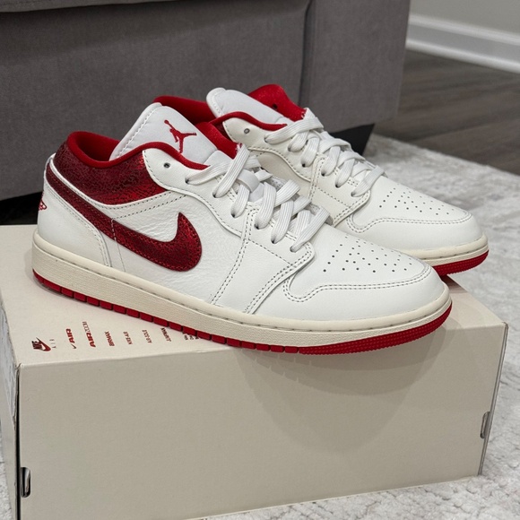 New women air Jordan 1 low se size us 9 - Picture 2 of 7